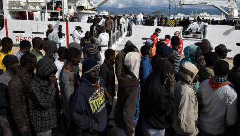 Migrants and refugees arrive in the port of Messina following a rescue operation at sea by the Italian Coast Guard ship "Diciotti" on March 17, 2016 in Sicily. 
More than 2,400 migrants and three corpses have been recovered from people smugglers' boats off Libya Italy's coastguard said on March 16, 2016. After several quiet weeks, the figures represent a pick-up in the flow of migrants attempting to reach Italy via Libya, a route through which around 330,000 people have made it to Europe since the start of 2014. / AFP PHOTO / GIOVANNI ISOLINO